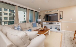 Condo, 3 phòng ngủ | Khu phòng khách