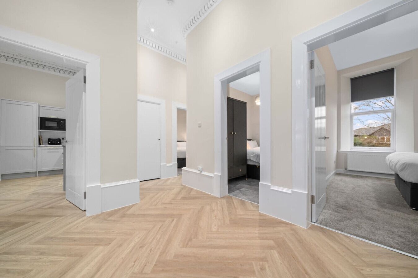 4 habitaciones, tabla de planchar con plancha y cuna de viaje 