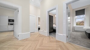 Un apartamento amplio con cocina, un dormitorio y sala de estar.