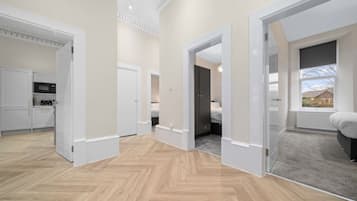 4 habitaciones, tabla de planchar con plancha y cuna de viaje