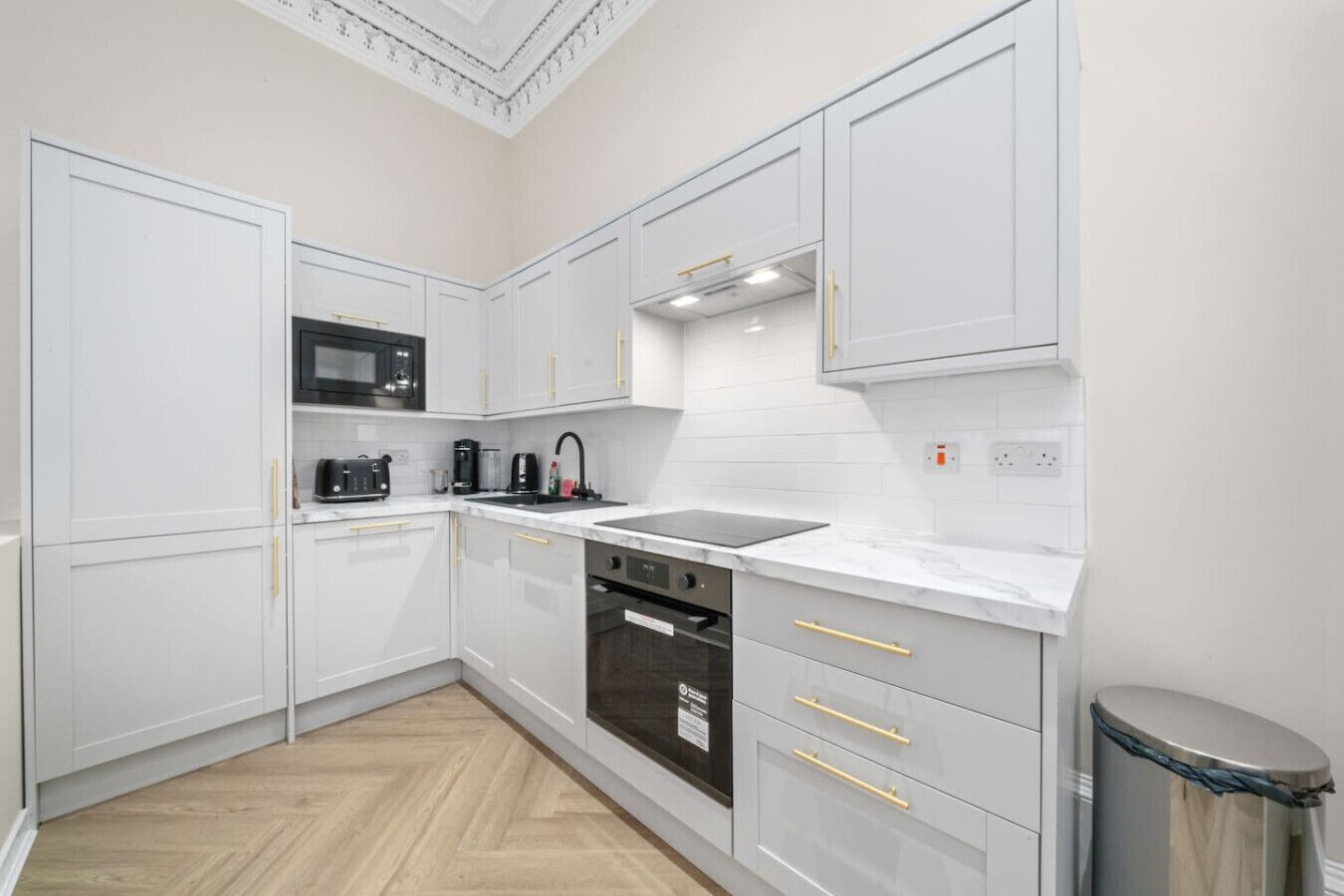 Kjøleskap, mikrobølgeovn, ovn og kokeplater