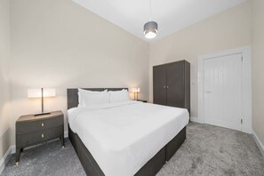 4 habitaciones, tabla de planchar con plancha y cuna de viaje 