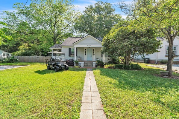A single-story house with a front porch, a driveway, and a lawn. - Bungalow Off Floyd St In The Heart Of Covington 3 Bedroom Bungalow (Covington)