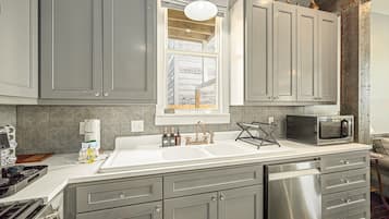 House, 3 Bedrooms | Private kitchen