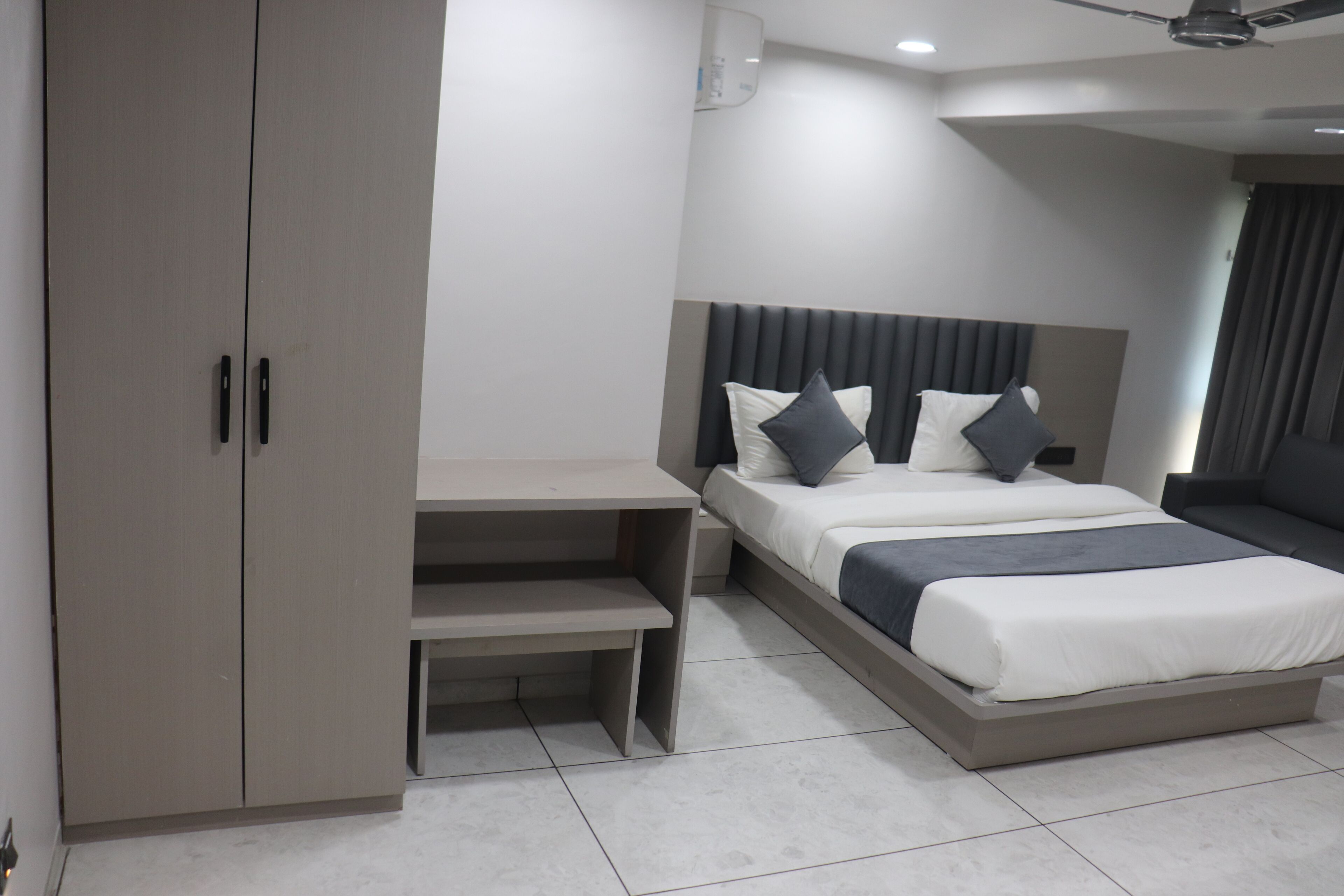 Un dormitorio moderno con cama, mesitas de noche y armario.