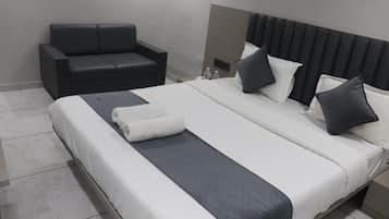 Habitación Deluxe doble, vistas a la ciudad | Espacio para trabajar con un portátil y wifi gratis