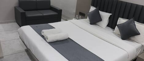 Habitación doble Deluxe, vista a la ciudad | Espacio para trabajar con laptop y wifi gratis