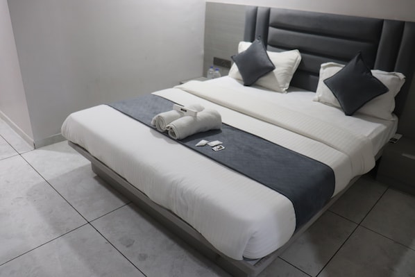 Habitación Deluxe, vista a la ciudad | Espacio para trabajar con laptop, insonorización y wifi gratis 