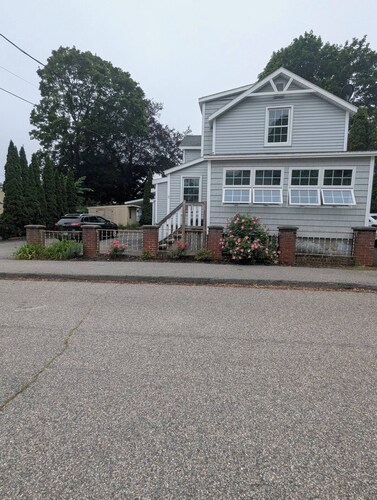 cozy studio 10 min walk to Pier and beach  Pets OK