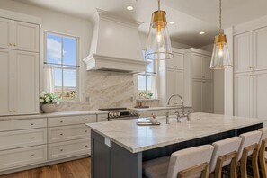 Townhome, 4 Bedrooms | Private kitchen | Fridge, oven, coffee/tea maker, toaster