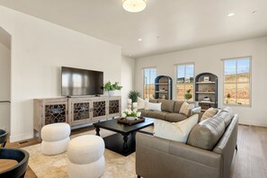 Living area | Smart TV - Alys At Desert Color 4 Bedroom Townhouse (St. George)