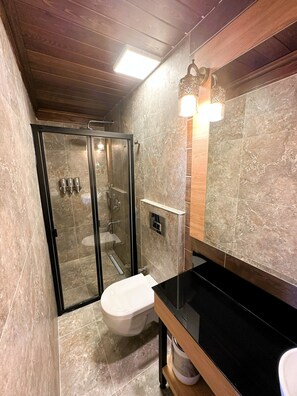 Ropa de cama de alta calidad, cubrecamas y minibar 