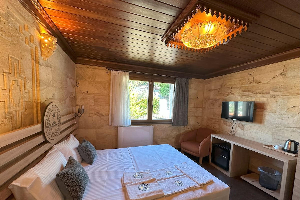 Doppia Standard, 1 letto queen, non fumatori, vista giardino | Biancheria da letto di alta qualità, copriletto in piuma, minibar