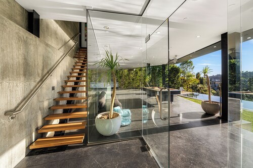 Glass Mansion - Chic Glass Villa in LA Hills with Views, Style & Serenity