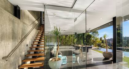 Glass Mansion - Chic Glass Villa in LA Hills with Views, Style & Serenity