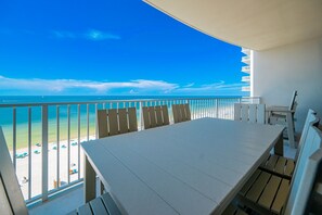 Appart'hôtel, 3 chambres | Restauration extérieure