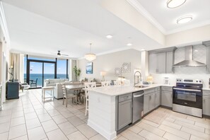 Condo, 3 habitaciones | Cocina privada | Refrigerador, horno y cafetera y tetera 