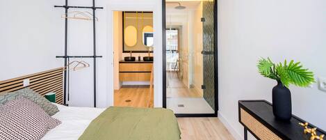 3 habitaciones, escritorio, wifi gratis y ropa de cama