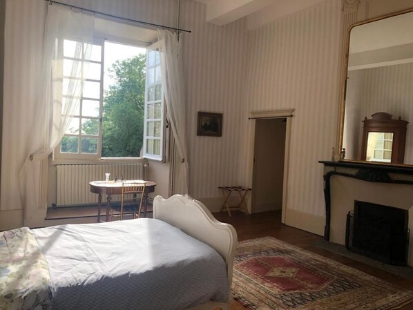 1 bedroom, desk, travel cot, WiFi