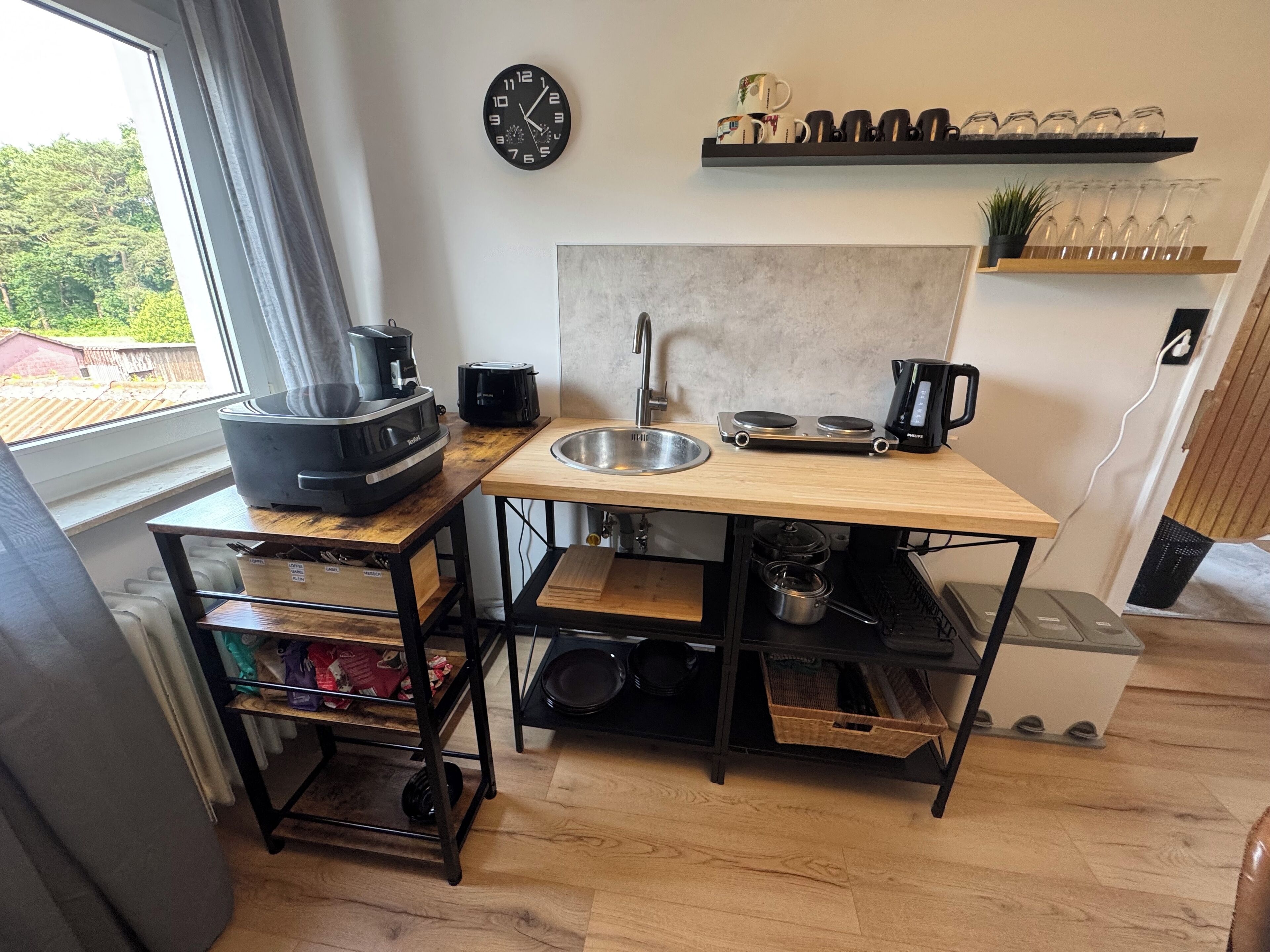 Refrigerador, placa de cocina, cafetera/tetera, tetera/pava eléctrica