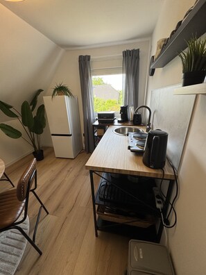 Fridge, stovetop, coffee/tea maker, electric kettle - Apartment Siebenbergen - cozy, modern apartment in East Frisia Leer (Leer (Ostfriesland))