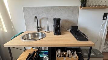 冰箱、炉灶、茶具/咖啡用具、电热水壶