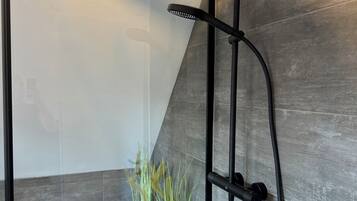 Douche, serviettes fournies, savon, papier de toilette