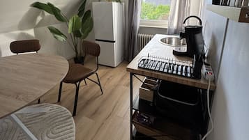 Kühlschrank, Herdplatte, Wasserkocher mit Kaffee-/Teezubehör