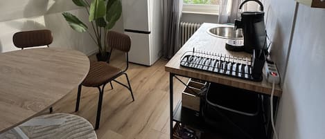 Fridge, stovetop, coffee/tea maker, electric kettle