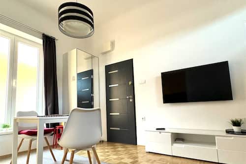 Studio (Downtown Apartment- Studio) | Woonkamer | Een 32-inch flatscreentelevisie met kabelzenders