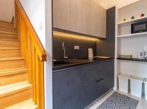 아파트 (One Bedroom Apartment) | 계단