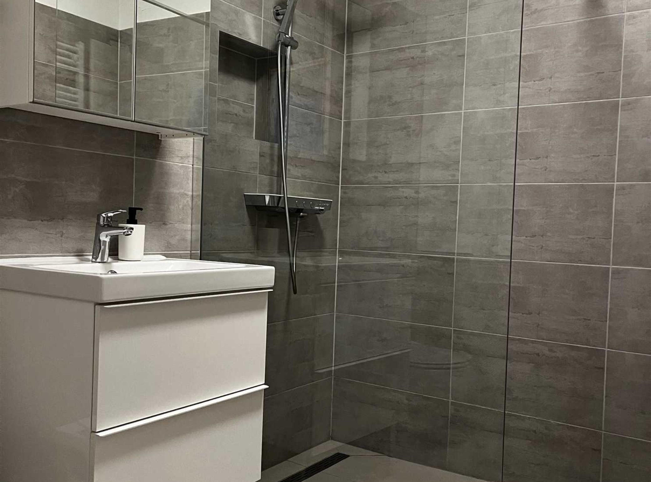 Apartment (One Bedroom Apartment) | Bathroom | Shower, towels