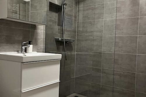 Apartament (One Bedroom Apartment) | Bany | Dutxa i tovalloles