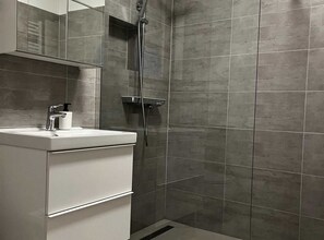 Departamento (One Bedroom Apartment) | Baño | Regadera y toallas 