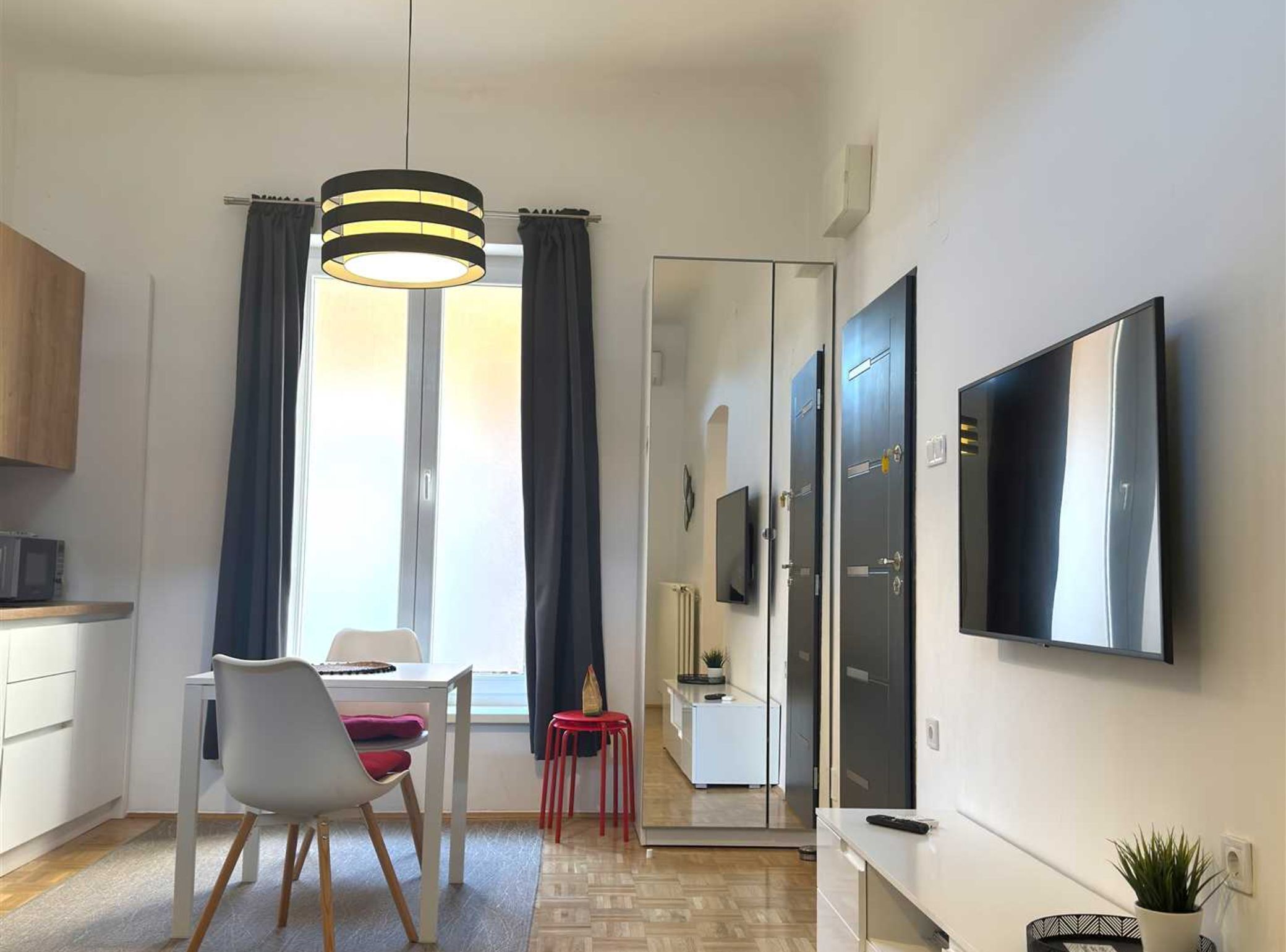 Studio (Downtown Apartment- Studio) | Olohuone | 32–tuumainen taulutelevisio, jossa kaapelikanavat