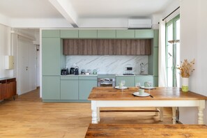 Fridge, microwave, oven, coffee/tea maker