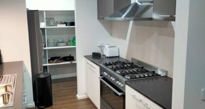 Modern & Cosey 4bedroom House Walk to Beach