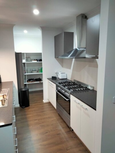 Modern & Cosey 4bedroom House Walk to Beach