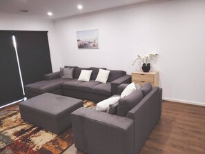 Casa, 4 habitaciones, fumadores, balcón | Sala de estar | Libros