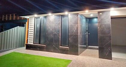 Modern & Cosey 4bedroom House Walk to Beach