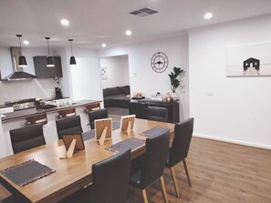 Casa, 4 habitaciones, fumadores, balcón | Comedor