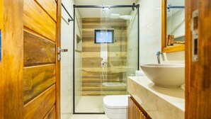 A modern bathroom with a glass-enclosed shower, a wooden vanity, and a large mirror. - ARARA HOUSE JERI (Jijoca de Jericoacoara)