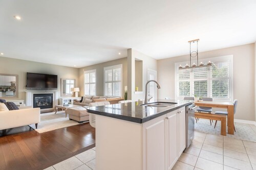 Stylish 4BR Oasis Peaceful Mississauga Location