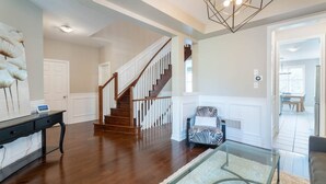 Unclassified image, 3 of 34, button - Stylish 4BR Oasis Peaceful Mississauga Location (Mississauga)