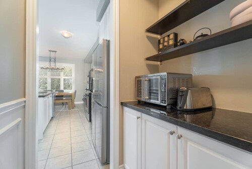 Stylish 4BR Oasis Peaceful Mississauga Location