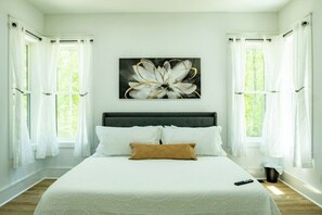 4 bedrooms, iron/ironing board, free WiFi, bed sheets