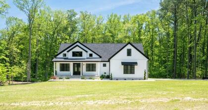 Private Retreat Near Lake Anna & Local Wineries!