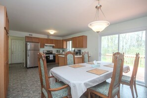 House - Cozy 4BR Retreat in Quinte West BBQ Backyard (Quinte West)