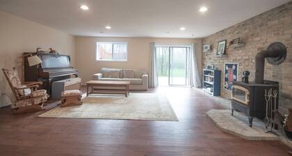 Cozy 4BR Retreat in Quinte West BBQ Backyard