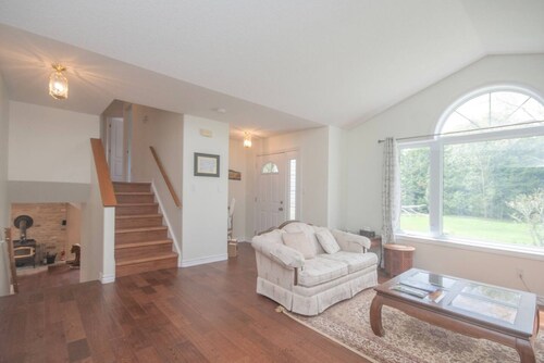 Cozy 4BR Retreat in Quinte West BBQ Backyard